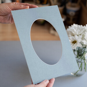 Паспарту Серо-голубой шелк 18х24 с овальным окном 11х16