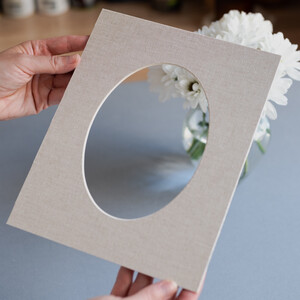 Паспарту льняное 18х24 с овальным окном 11х16